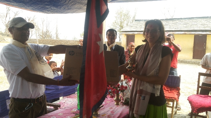 Übergabe der gespendeten PCs für die Schule in Harpan